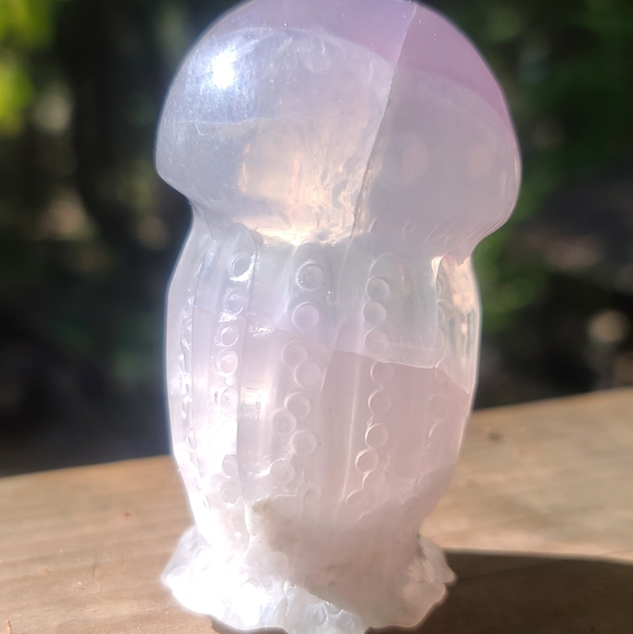 Rare light colored Fluorite jelly fish statue 2.5" - Picture 3 of 7